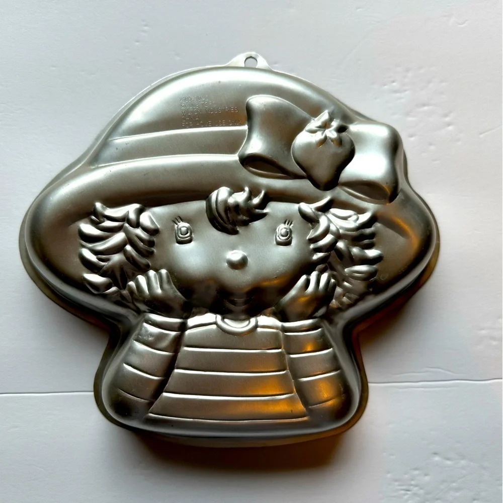Wilton Vintage Strawberry Shortcake Character Cake Pan 2003 Approx 12”x11”x2”